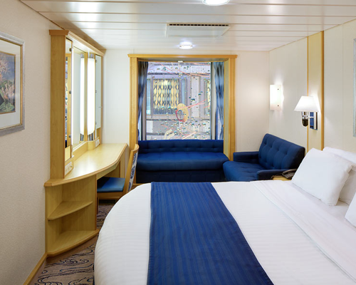 RCI Voyager of the Seas Connecting Promenade Interior.png