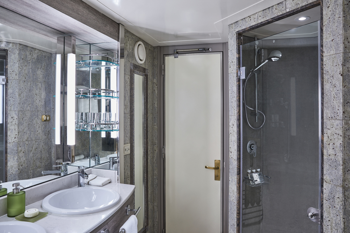 Silversea - Silver Shadow - Silver Suite 3.jpg