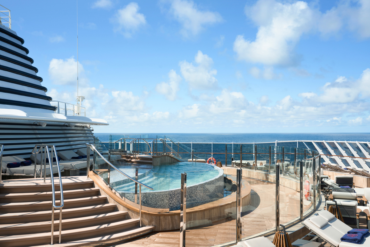 EXPLORA I HELIOS POOL AND BAR 01