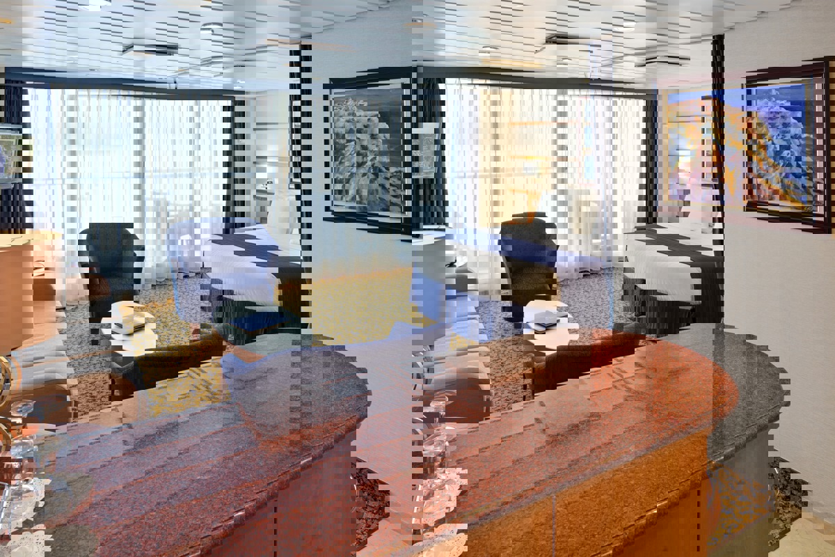 RCI Radiance of the Seas Grand Suite 0.jpg