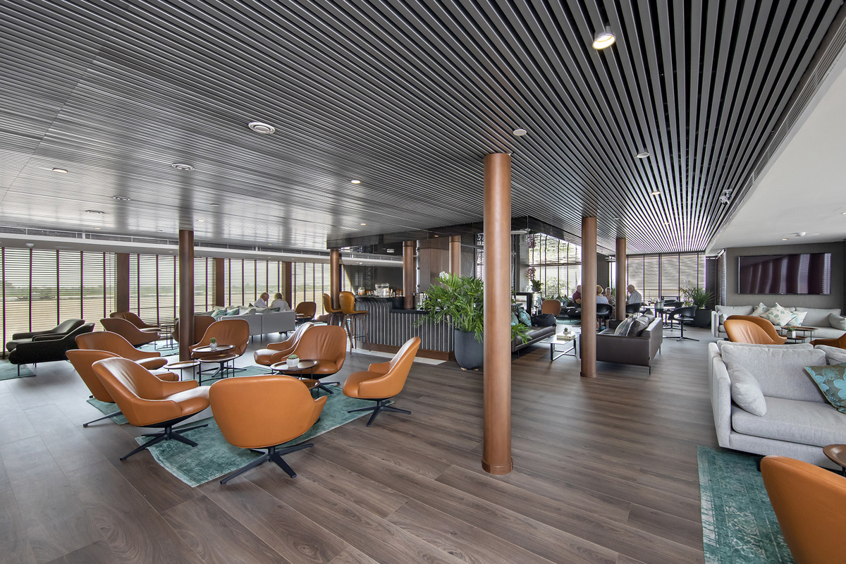 Emerald Waterways - Emerald Harmony - Horizon Bar and Lounge _26_.jpg