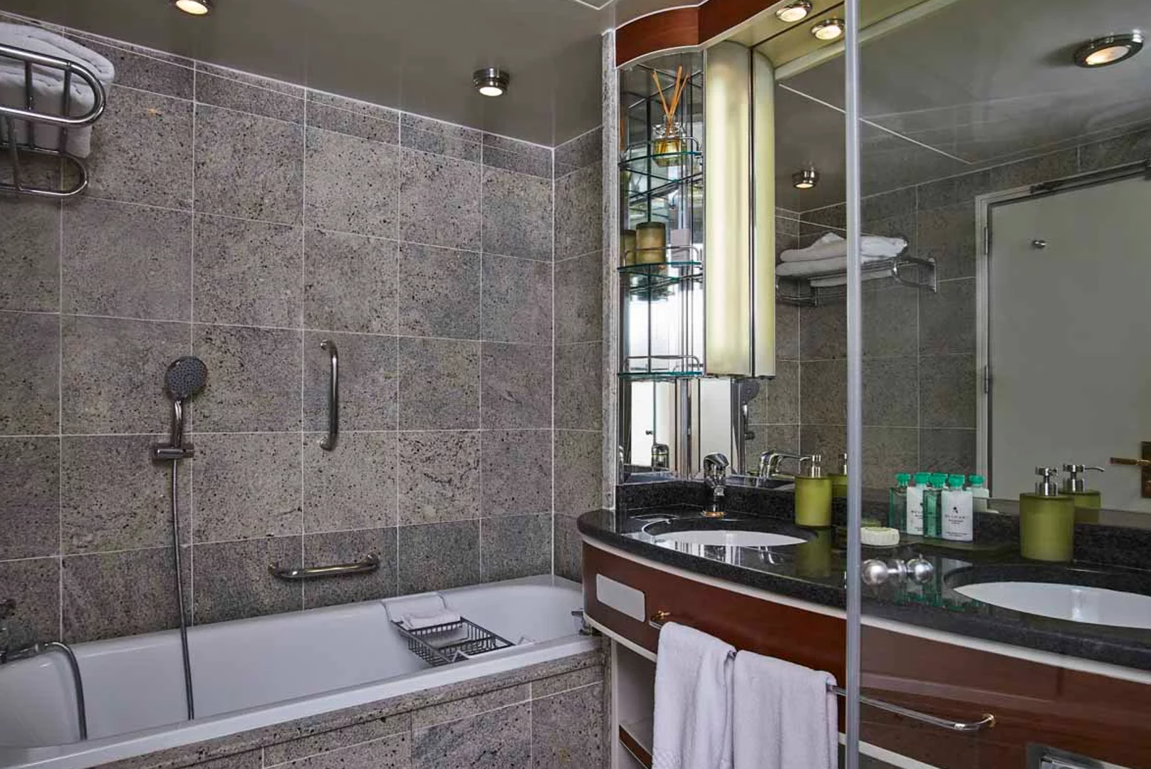 Deluxe Veranda Suite