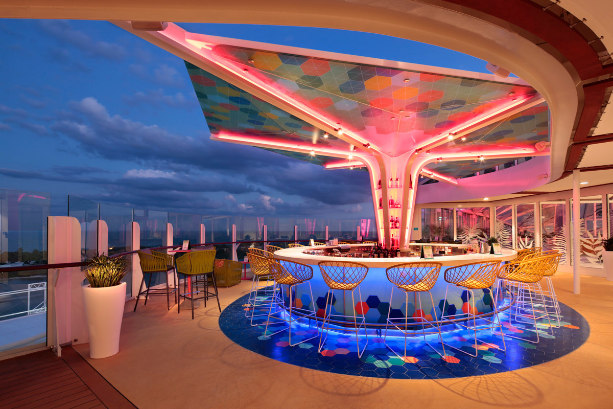 RCI Wonder of the Seas Vue Bar 1.jpg