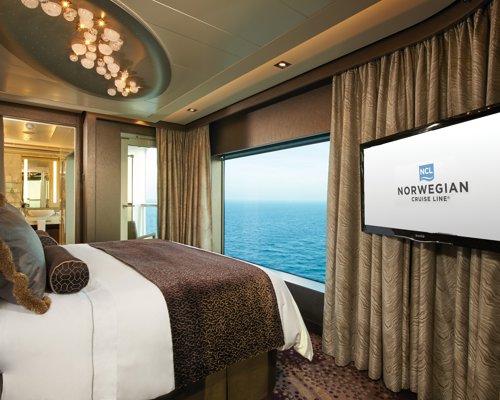 NCL Norwegian Escape The Haven Deluxe Owner's Suite with Large Balcony 1.jpeg