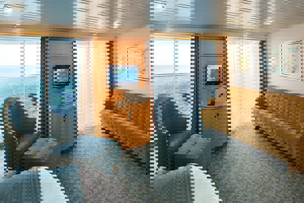 RCI Freedom of the Seas Junior Suite 1.jpg