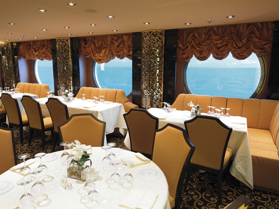 MSC Cruises MSC Fantasia II Cerchio d'Oro 2.jpg