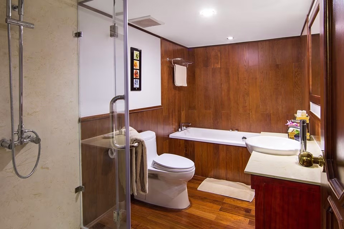 Ship 26 Cat Suite Pic 2.Jpg