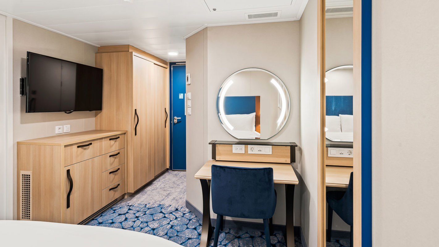 RCI Wonder of the Seas Connecting Interior 1.jpeg