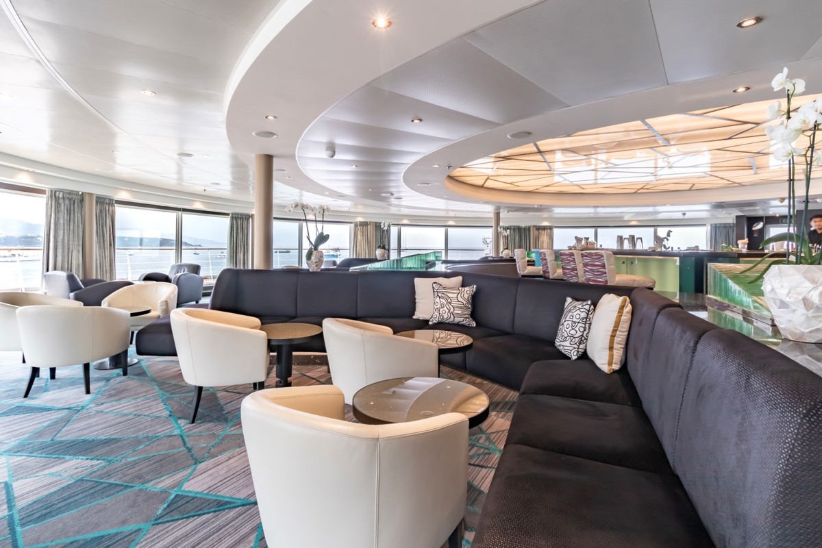 Seabourn Odysee Class - Observations Bar 1.jpg