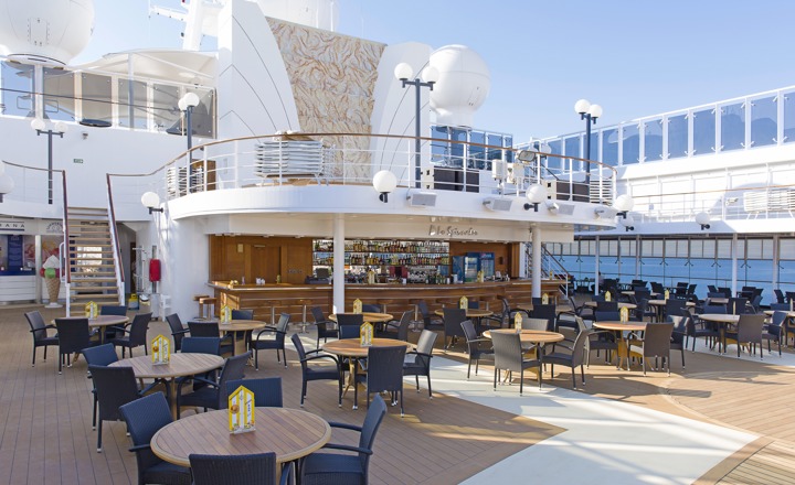 Lo Spinnaker Pool Bar