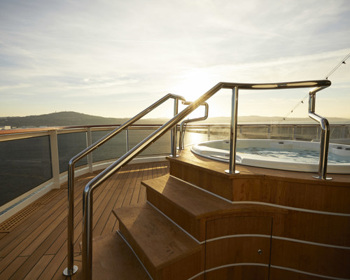 RSSC - Seven Seas Splendor - Accommodation - Regent Suite Hot Tub.jpg