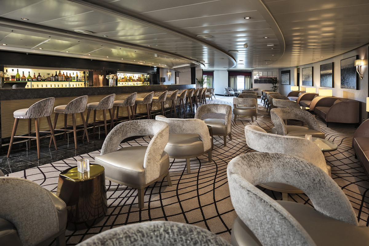 Regent Seven Seas NAVIGATOR Star Lounge 1.jpg