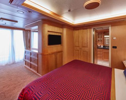 Cunard Queen Victoria Accommodation Master Suite 2.jpg