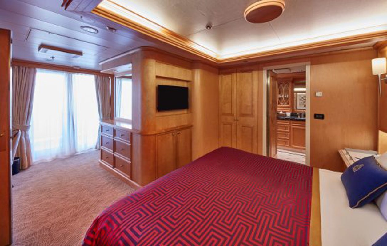 Cunard Queen Victoria Accommodation Master Suite 2.jpg