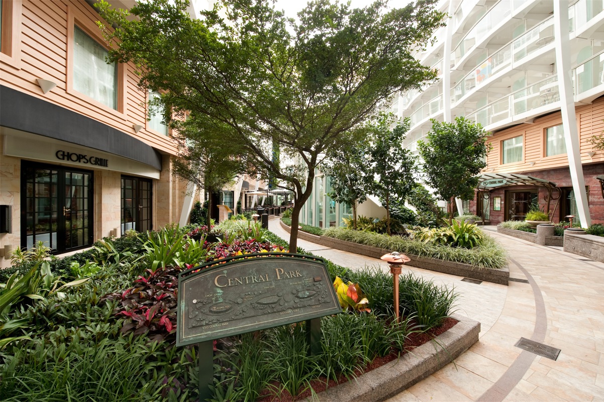 Royal Caribbean International Oasis of the Seas Interior Central Park 07.jpg