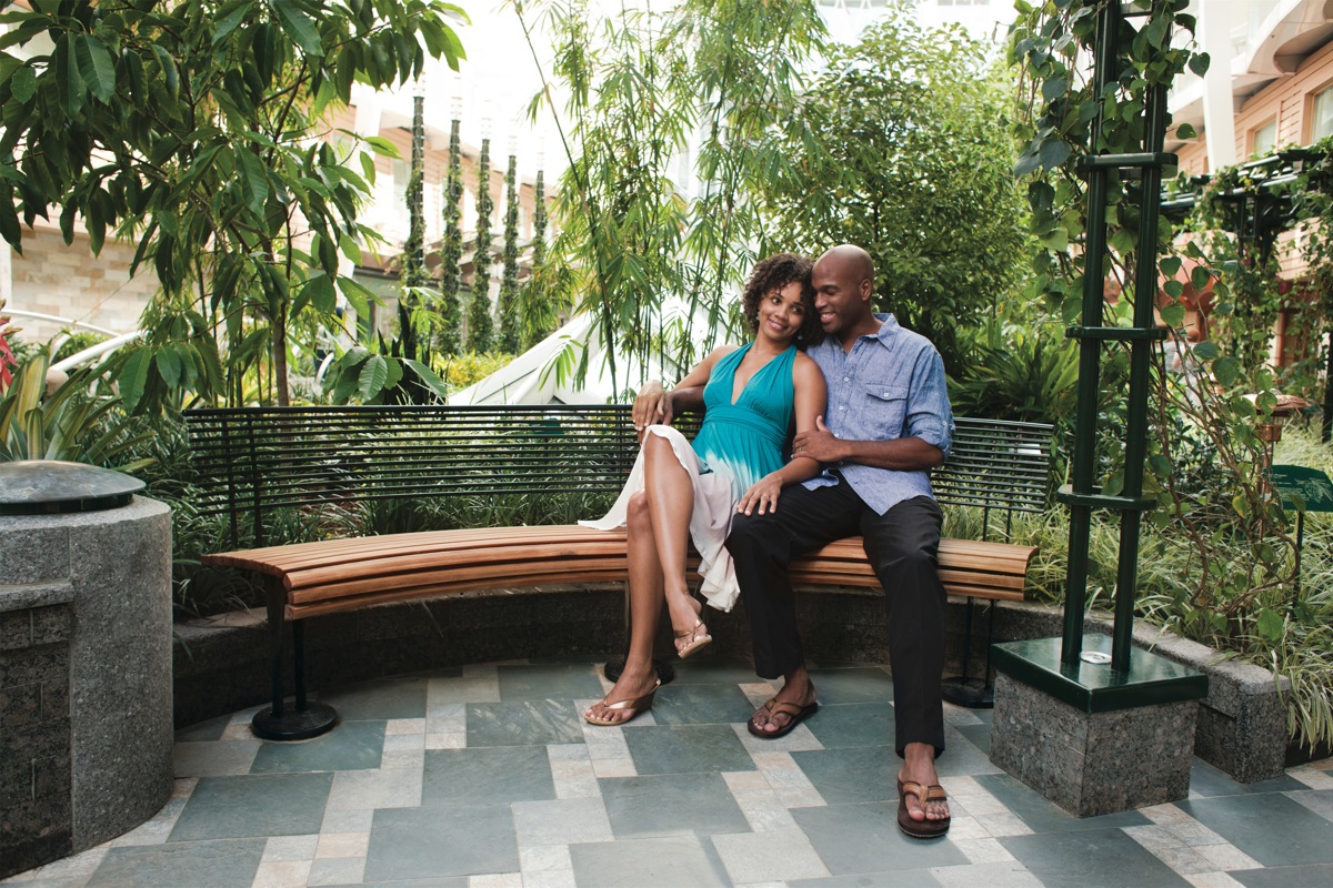 Royal Caribbean International Oasis of the Seas Interior Central Park 045.jpg