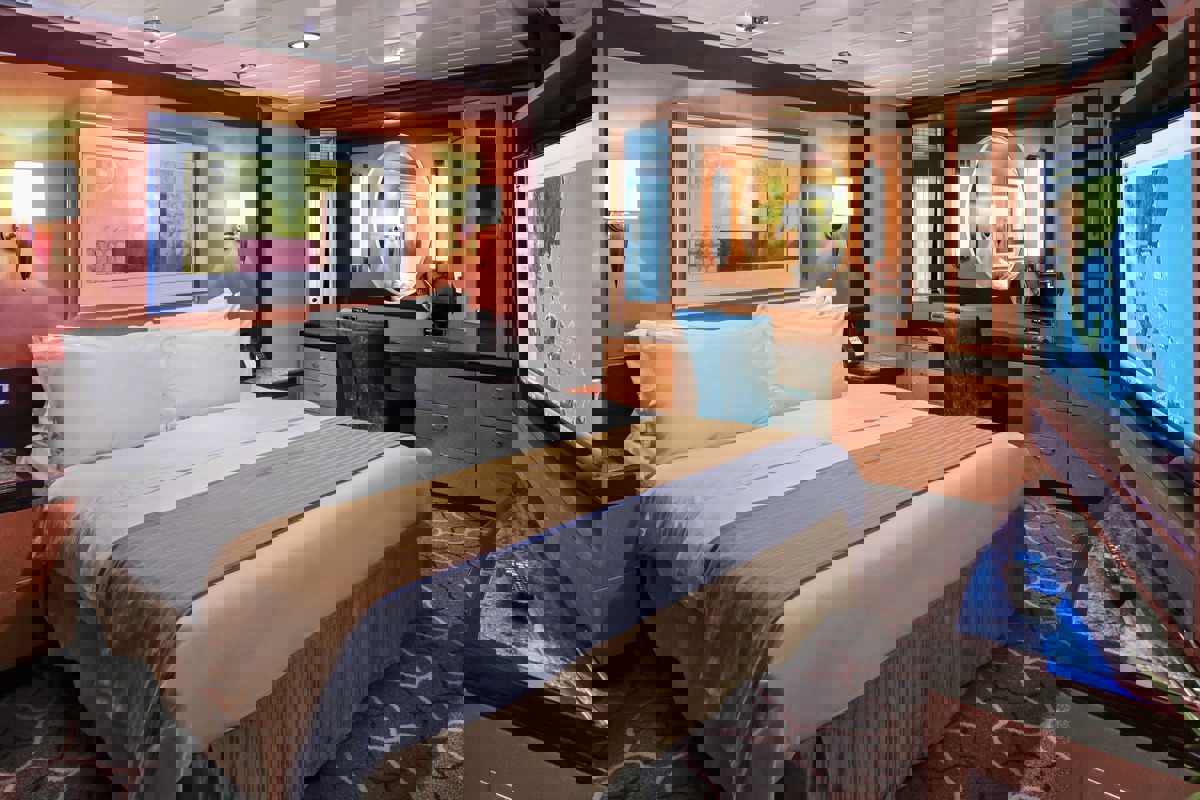 RCI Liberty of the Seas Owner's Suite 1.jpg