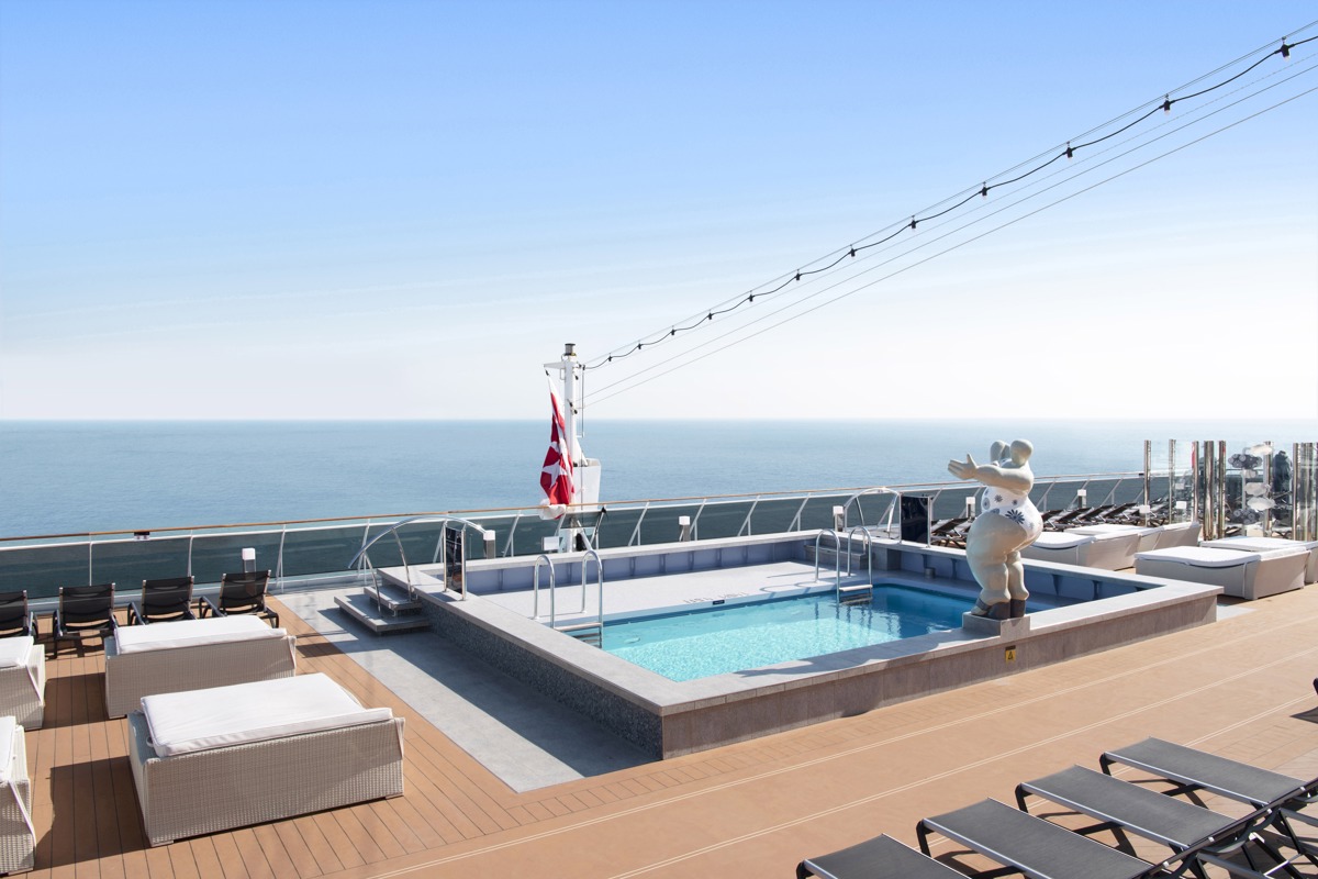 MSC Cruises MSC Belissima Horizon Pool 0.jpg