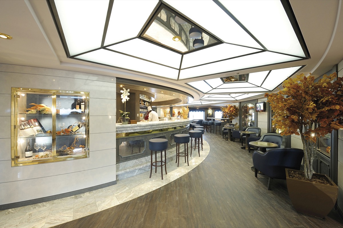 MSC Cruises MSC Poesia Il Grappolo d'Oro 2.jpg