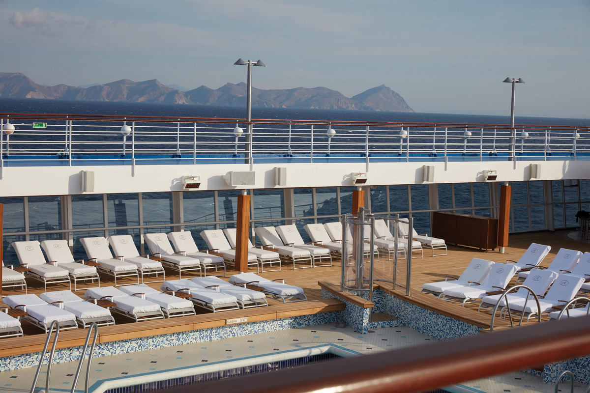 Regent Seven Seas VOYAGER Pool Deck 0.jpg