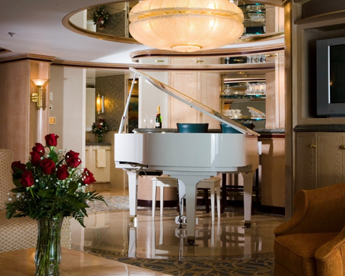 RCI Vision of the Seas Royal Suite.png