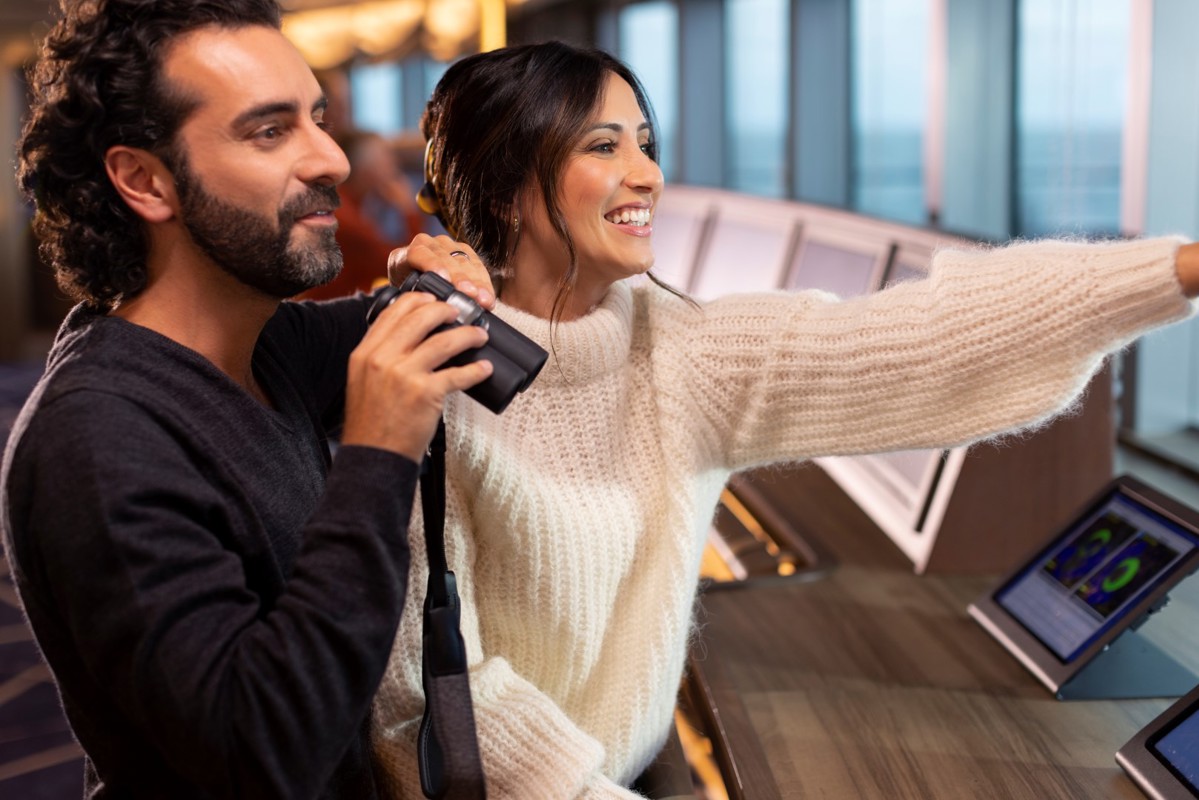 Seabourn Venture - Bow Lounge.jpg