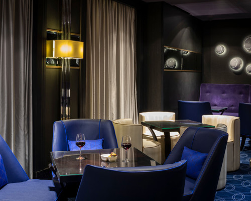 P&O Cruises Britannia Blue Bar 1.jpg