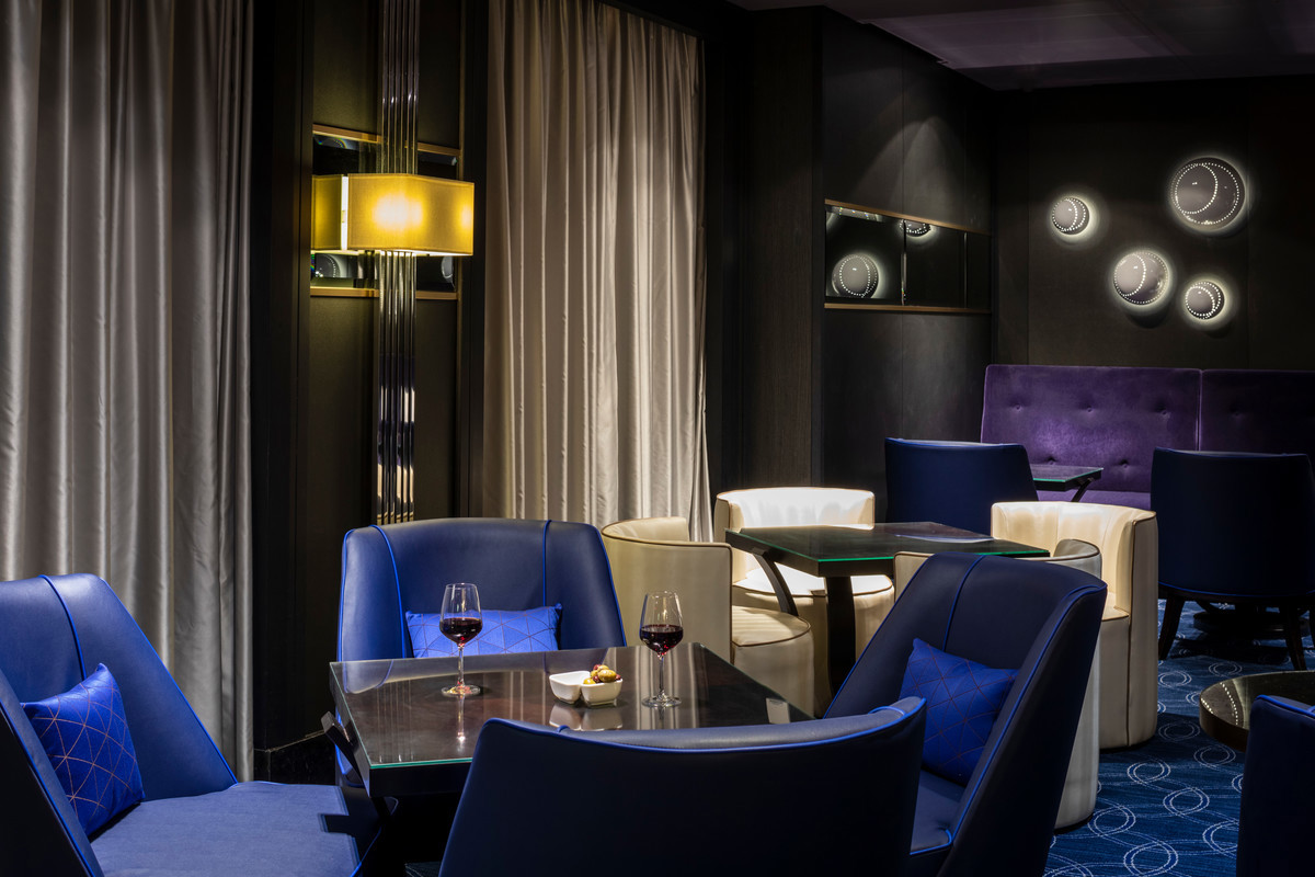 P&O Cruises Britannia Blue Bar 1.jpg