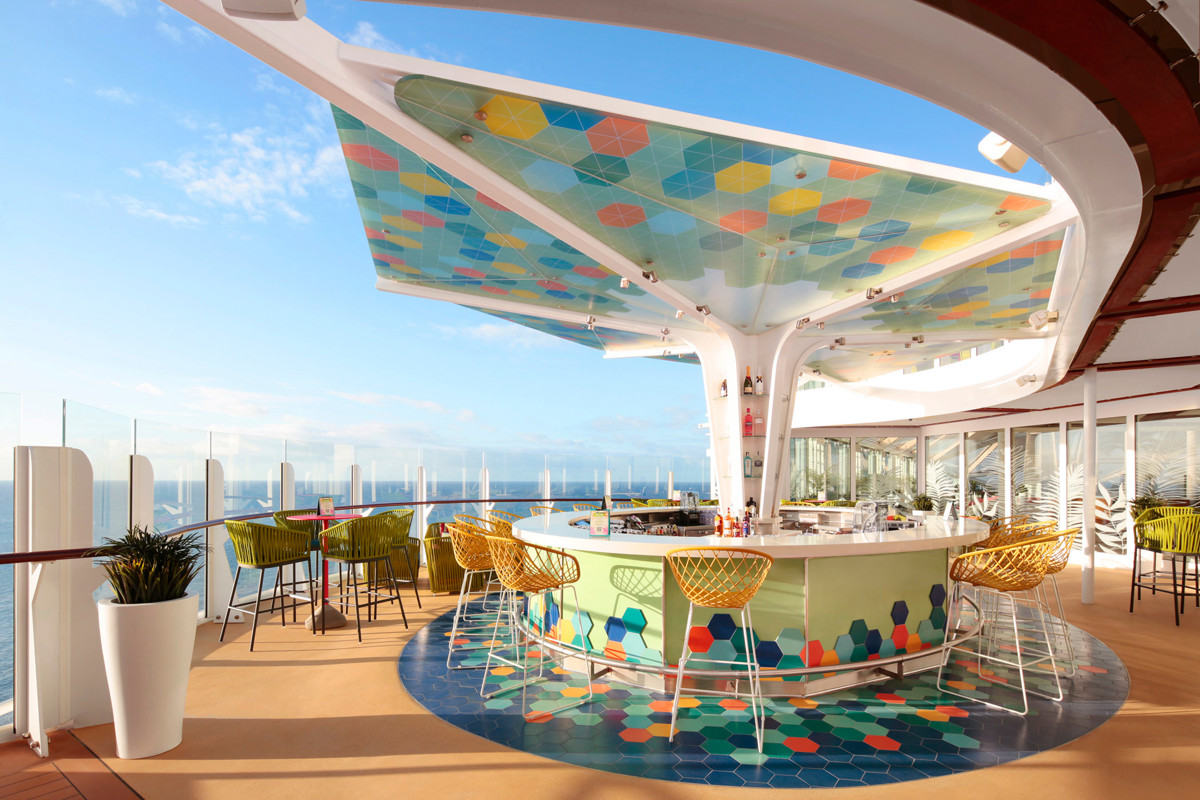 RCI Wonder of the Seas Vue Bar.jpg