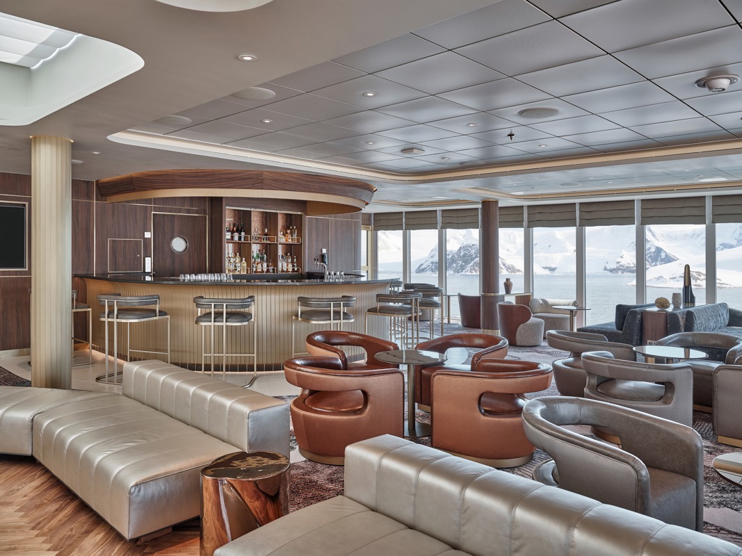 SILVERSEA Silver Endeavour Observation Lounge 2.jpg