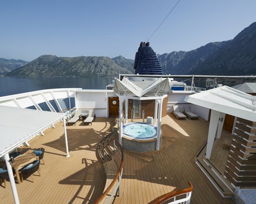 NCL Norwegian Star 3-Bedroom Garden Villa 1.jpeg