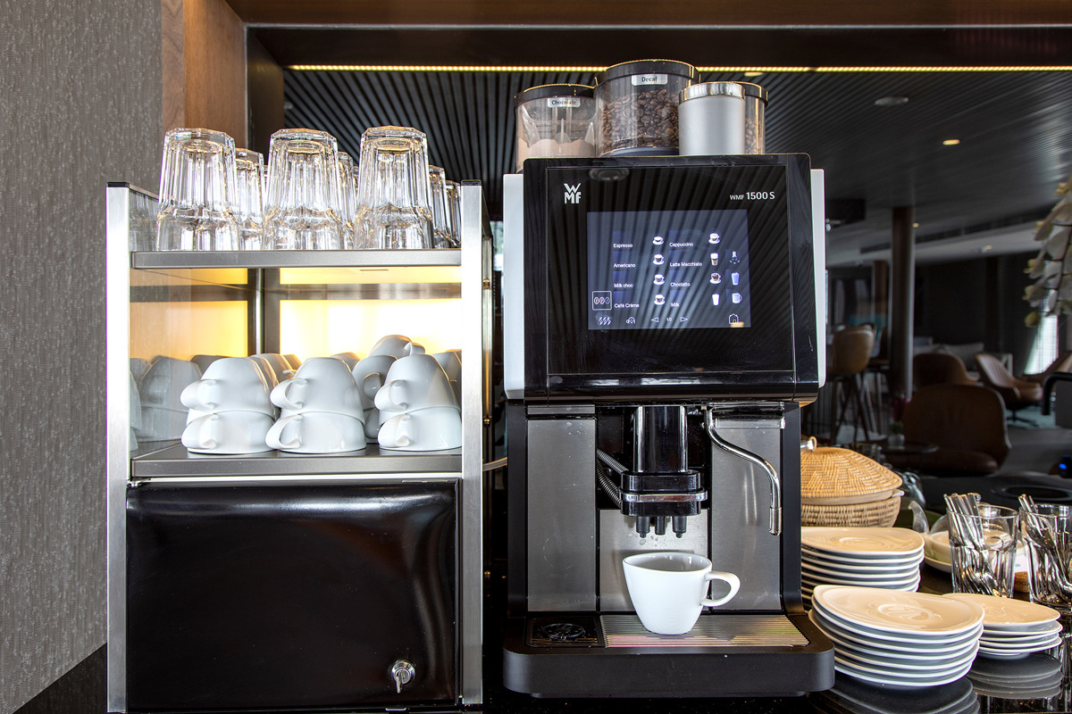 Emerald Waterways - Emerald Harmony - Horizon Bar and Lounge _31_.jpg