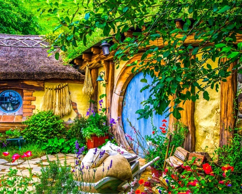 Shutterstock 1137860489 Hobbiton (1)