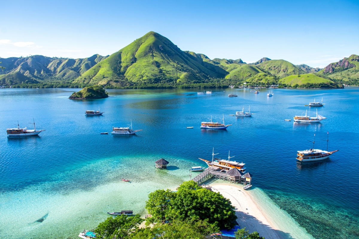 Shutterstock 2302424373 Komodo Island Indonesia