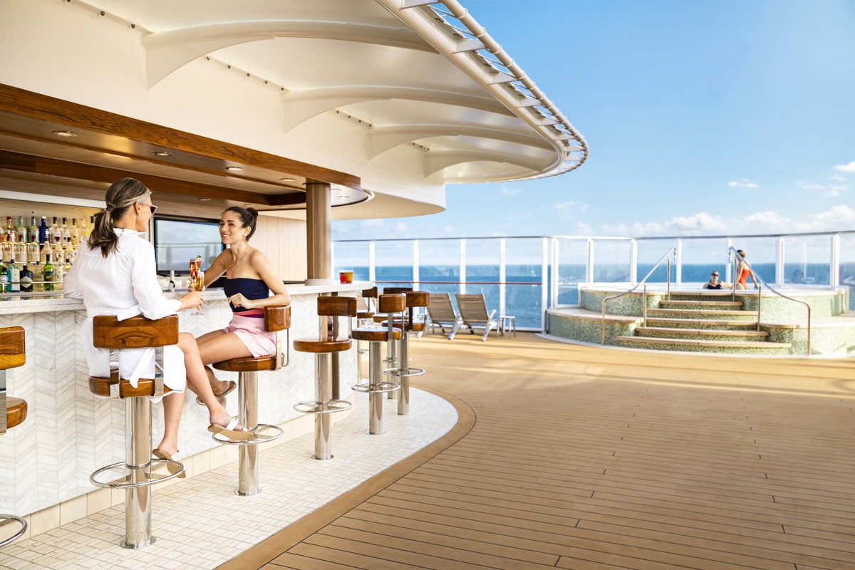 NCL Norwegian Encore Vibe Beach Club Bar ©Jim Hughes.jpg