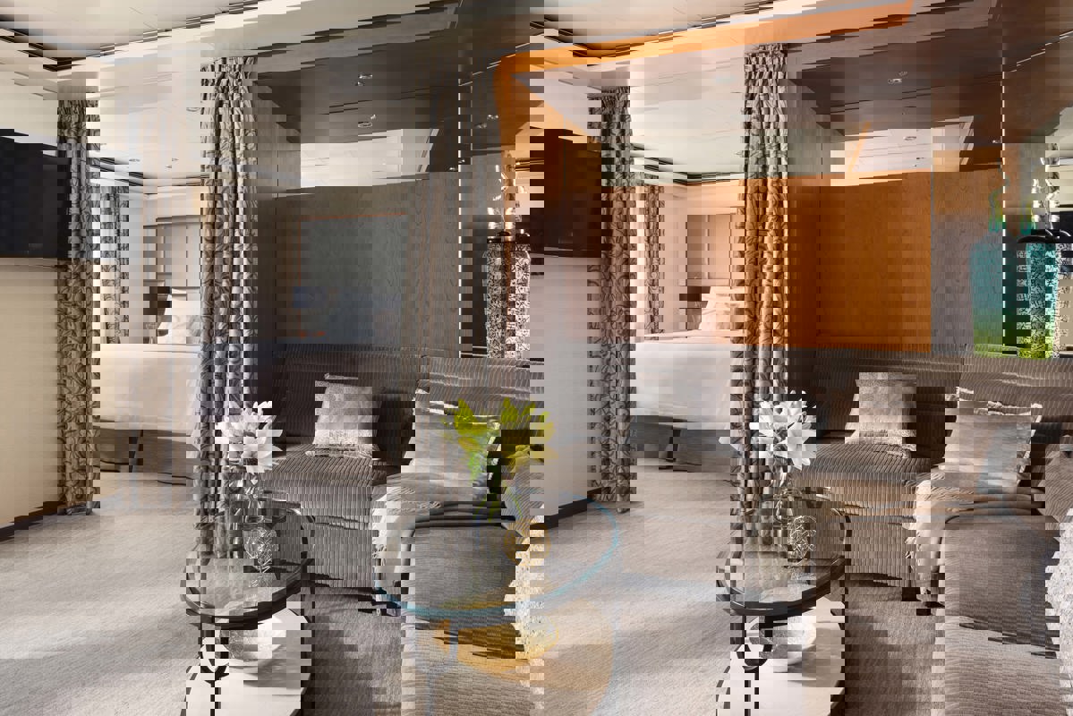 Regent Seven Seas VOYAGER Seven Seas Suite 0.jpg