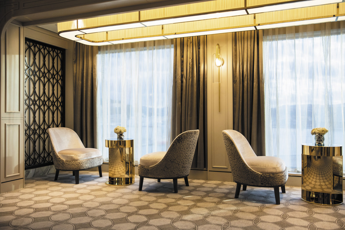 RSSC - Seven Seas Splendor - Entertainment - Observation Lounge.jpg