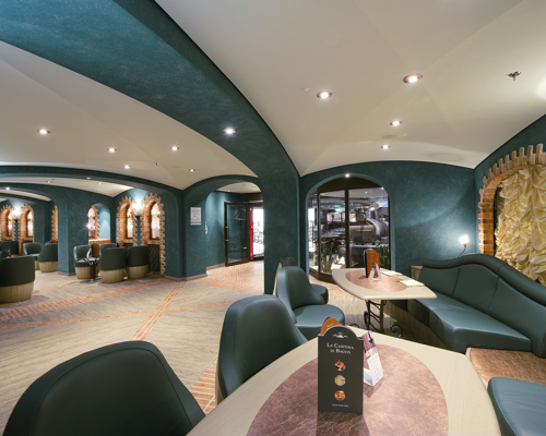 MSC Fantasia Class wine bar 3.jpg