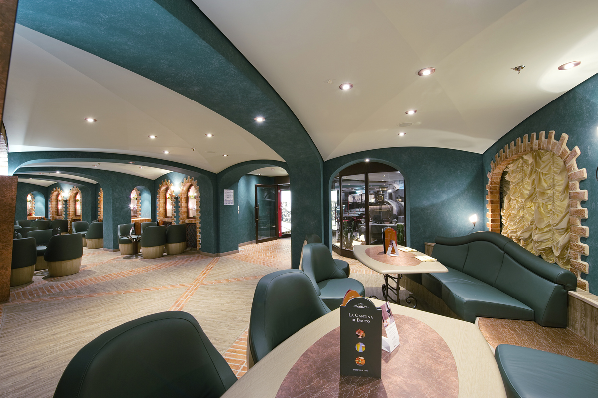 MSC Fantasia Class wine bar 3.jpg