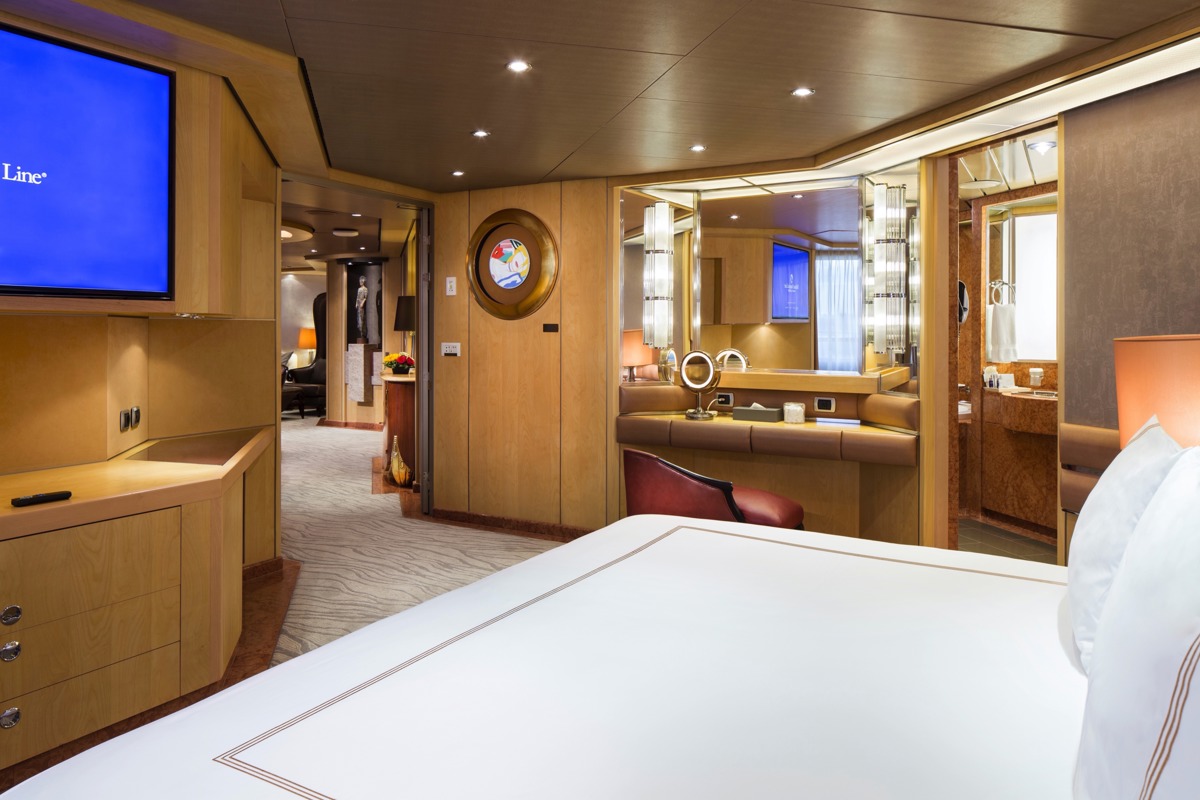 HAL Eurodam Pinnacle Suite 2.jpg