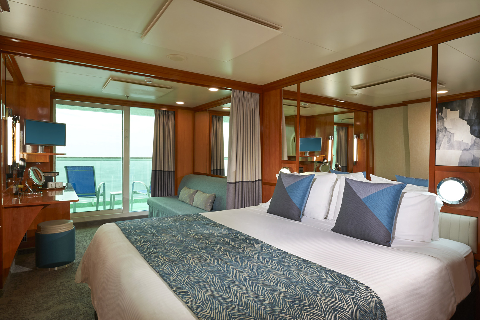 Aft-Facing Club Balcony Suite