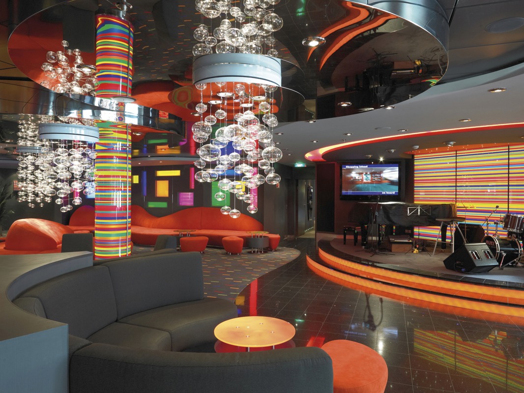 MSC Cruises MSC Fantasia Manhatten Jazz Bar 2.jpg