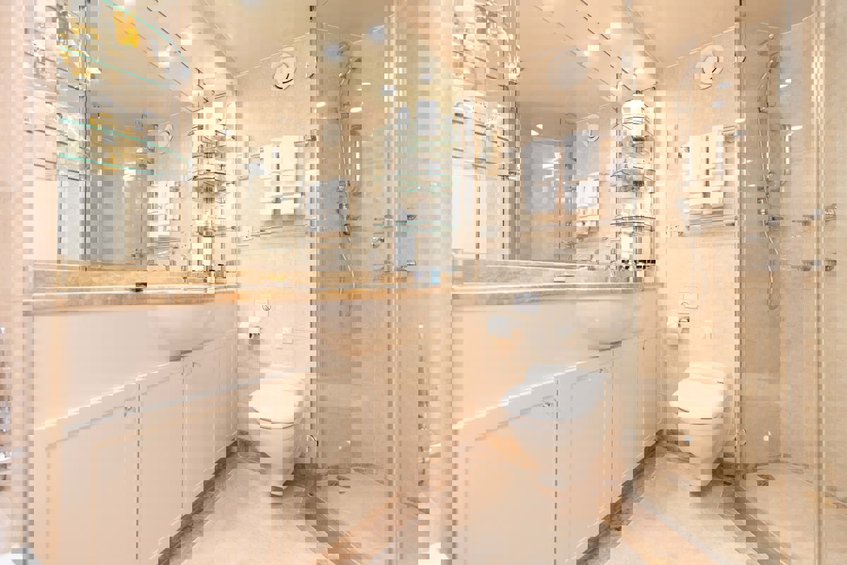 Regent Seven Seas VOYAGER Seven Seas Suite 3.jpg