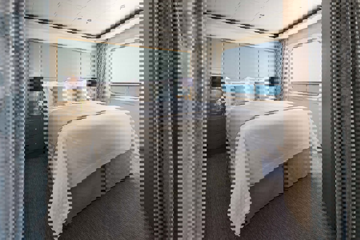 Regent Seven Seas VOYAGER Voyager Suite 1.jpg