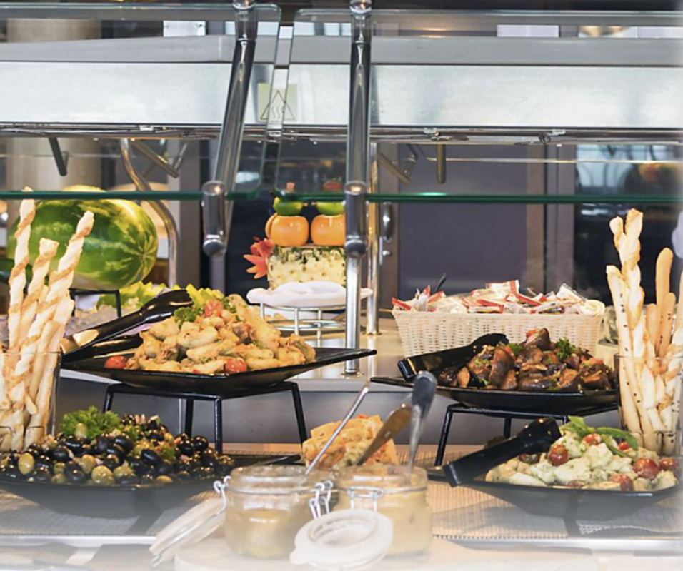 RCI Wonder of the Seas Solarium Bistro Restaurant.png