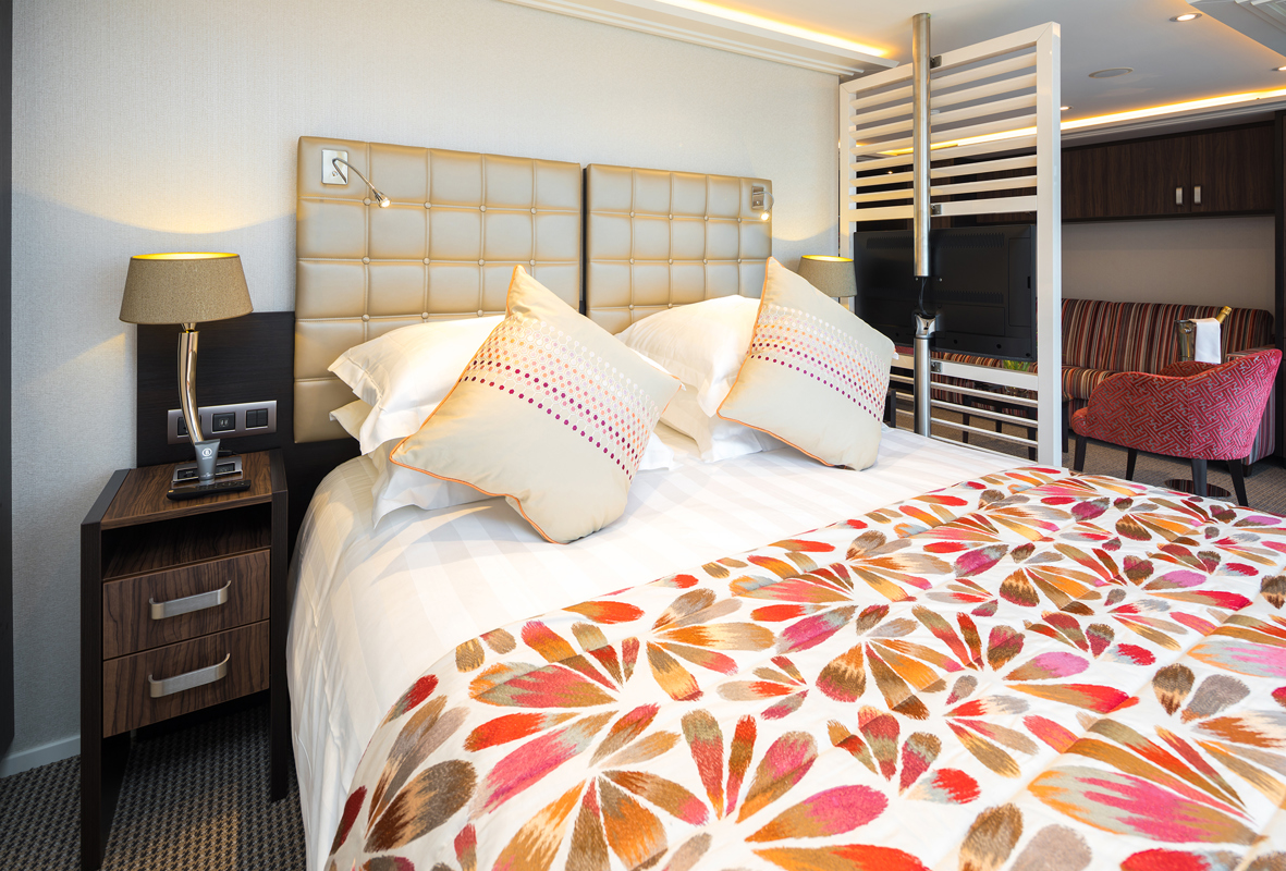 AmaWaterways LEA_Suite_bed.jpg