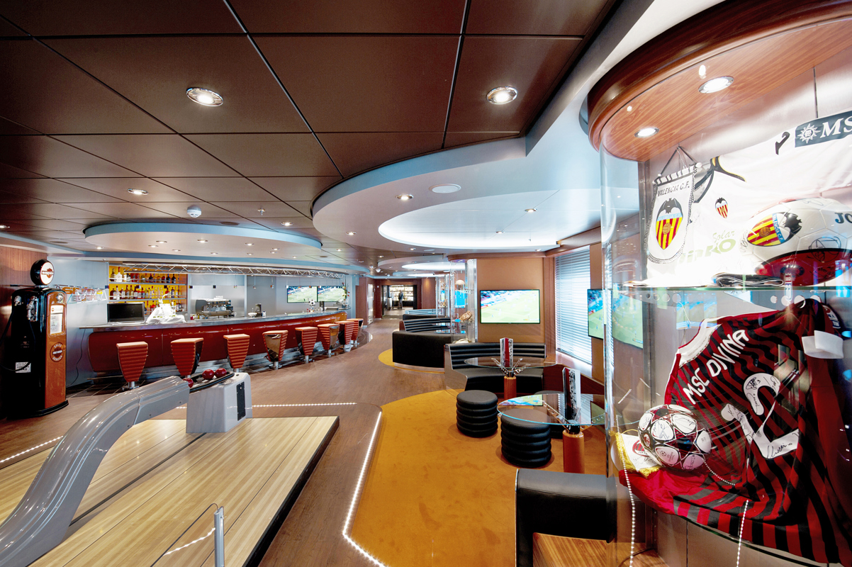 MSC Fantasia Class sports bar 2.jpg