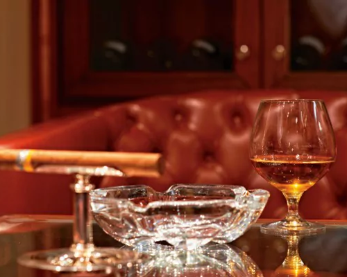 Silversea Silver Cloud Expedition Interior Connoisseur's Corner 1.png