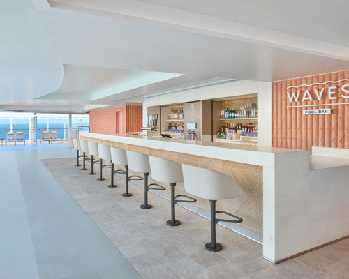 NCL Prima Waves Pool Bar