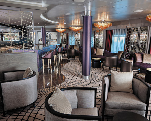 Regent Seven Seas VOYAGER Voyager Lounge 0.jpg